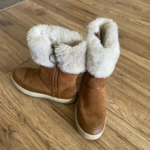 Koolaburra Tan Cream Winter Boots Cozy Suede